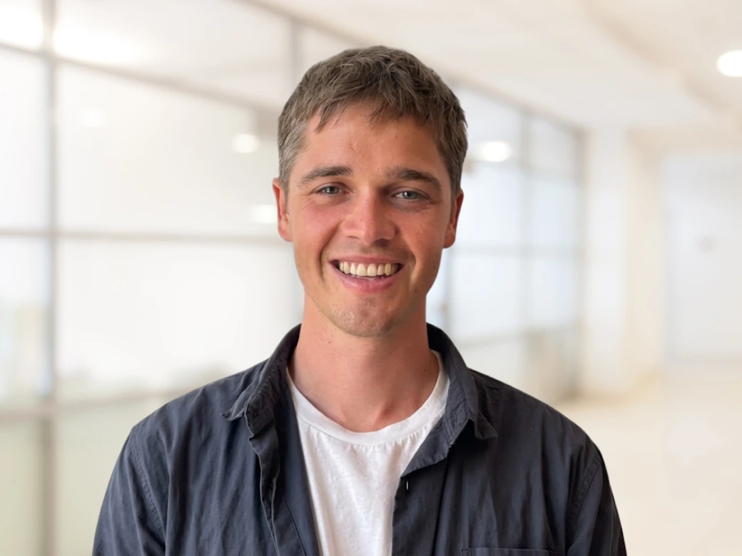 Felix Tjärnström, programledare på Quizdax